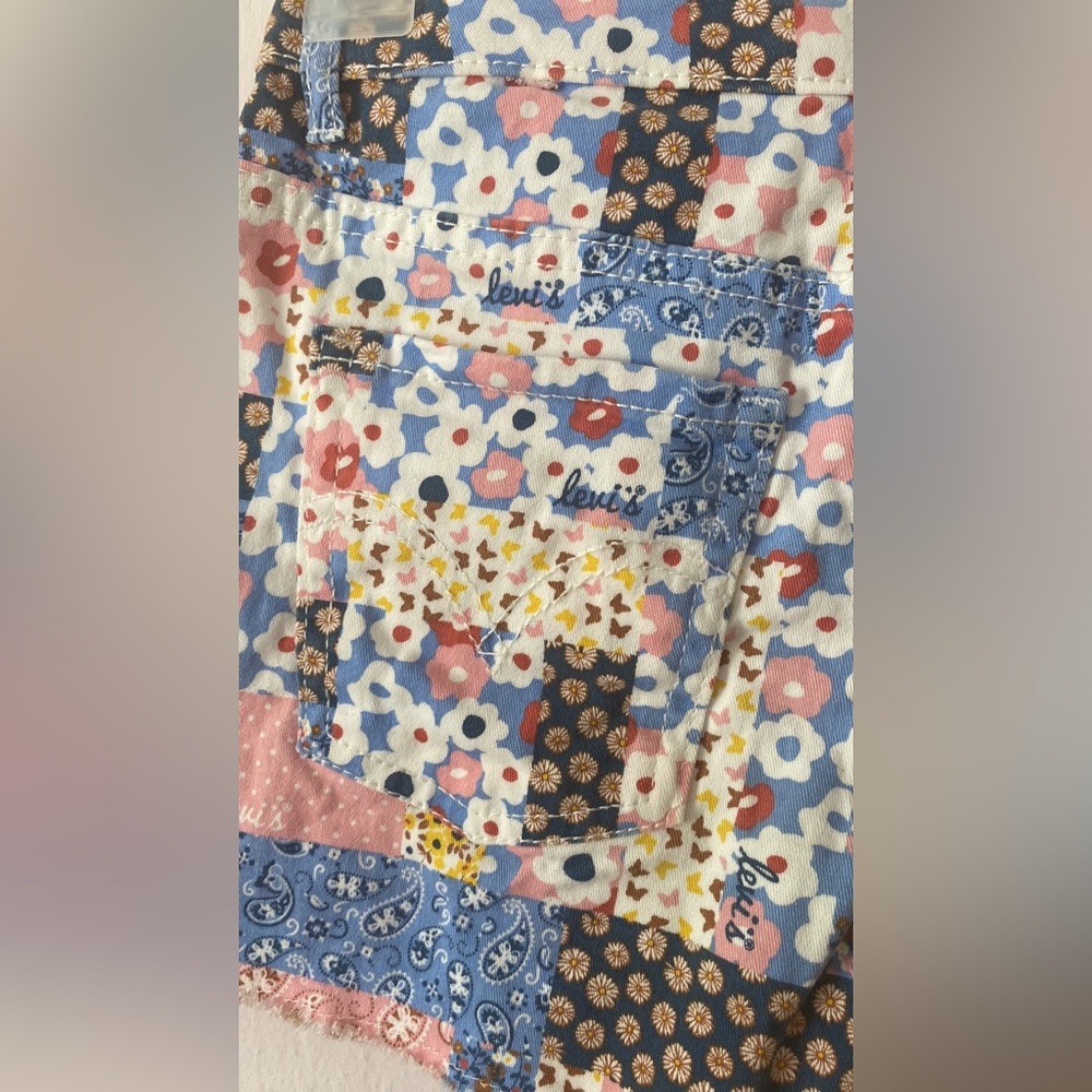 💋 5 for $25 Levis Patchwork Flowers Shorts NWOT - Picture 7 of 8